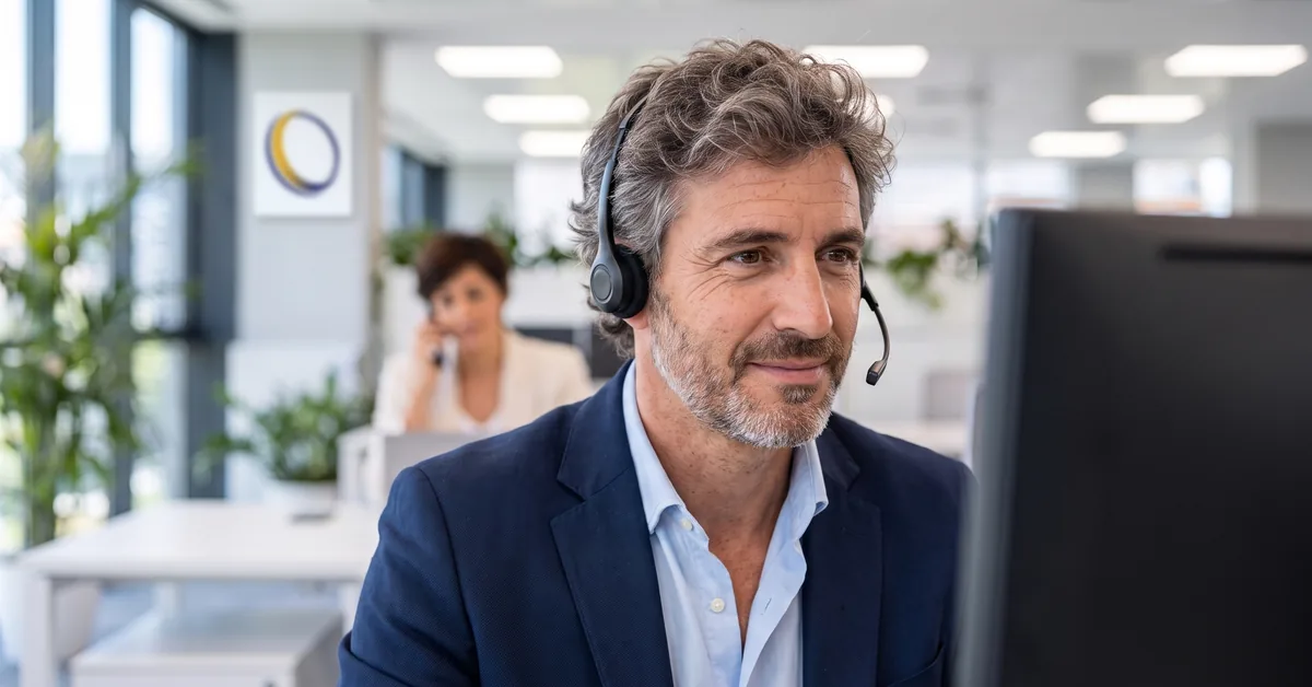 Especialista de soporte con auriculares atendiendo desde la oficina